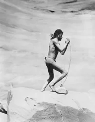 Indio navajo encordando el arco, c.1913