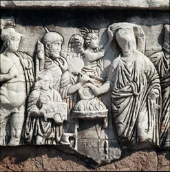 Un decennalia de la tetrarquía, representando a un tetrarca coronado por una Victoria haciendo una libación al dios Marte - Bajorrelieve dedicado al general y político Estilicón (Flavio Estilicón o Stiliccho, 360-408), basado en una columna honoraria, Foro