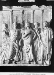 Un grupo de senadores fuera del Templo de Júpiter