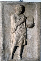 Un hombre escribiendo con una pluma en una tablilla de cera, bajorrelieve romano, siglo II-III