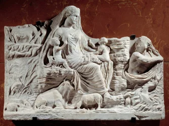 Relieve alegórico personificación de la Madre Tierra. Escultura encontrada en Cartago, principios del siglo II. París, Museo del Louvre