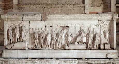 Anaglifo de Trajano que relata los hechos del emperador Trajano (117-120): una escena de caridad del emperador para niños pobres y huérfanos. Relieve de mármol. Dim. 521x16 cm Roma, Foro Romano, Curia