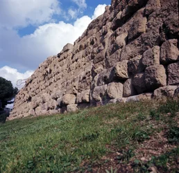 Roma antigua, período arcaico: vista de las ruinas del muro serviano, primer recinto de la ciudad de Roma, construido bajo el rey Servio Tulio. Siglo VI a.C. Italia