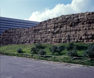 Roma antigua, período arcaico: vista de las ruinas del muro serviano, primer recinto de la ciudad de Roma, construido bajo el rey Servio Tulio. Siglo VI a.C. Italia