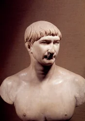 Antigua Roma: busto de mármol del emperador Trajano (Marcus Ulpius Traianus) (98-117 d.C.)