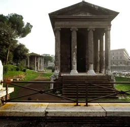 Roma antigua: vista del Tempio di Portuno (Templo de Portunus o templo de la fortuna viril) cerca de la plaza de la boca de la verdad (Bocca della verita) siglo II-I a.C. Roma
