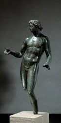 Apolo. Estatua de bronce de Mansat La Courriere, Creuse. Siglo I-II d.C. París, Museo del Louvre