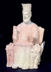 Baal Hammon sentado en su trono, del santuario en Bir Bou Regba (antigua Thinissut)