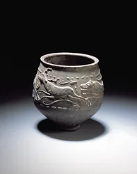 Copa decorada con una escena de caza mostrando ciervo, cierva y perros, del sitio romano en Newstead, Melrose, AD 140-80