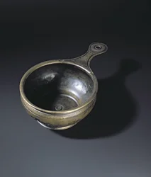 Patera de bronce ornamentada en el abultamiento, base y asa, de Whitehill, Westruther