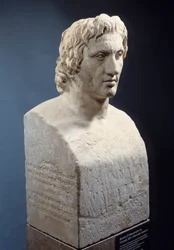 Busto de Alejandro Magno, conocido como «Hermes Azara», obra romana a partir de una estatua de bronce de Lisipo. Hacia 330 a. C. París, Museo del Louvre