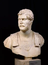 Busto del emperador Adriano (76-138) encontrado en Creta (mármol)