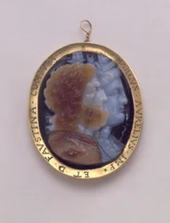 Camafeo, con imágenes de Serapis e Isis, en marco de oro del siglo XVI con los nombres de Marco Antonino y su esposa Faustina