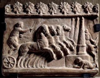 Relieve Campana: carrera de carros (cuádriga) y escena de circo. Siglo I d. C. Placa de terracota. H 0,32 x 0,39 m. París, Museo del Louvre