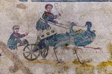 Carrera de carros con cartas tiradas por pájaros (mosaico)