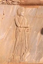 Primer plano del relieve decorativo del escenario del teatro de Sabratha, Libia, Tripolitania