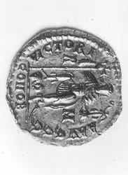 Moneda que representa al Emperador Valentiniano III (419-455) celebrando su victoria sobre Atila el Huno (395-453) c.452 (reverso)