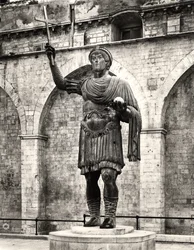 Estatua colosal, posiblemente del emperador Valentiniano I (321-375), llamada «El Coloso de Barletta»