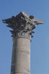 Columna con un capitel corintio del ninfeo, romano, siglo II