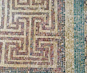 Detalle de azulejos geométricos