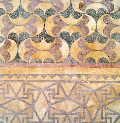 Detalle de azulejos geométricos