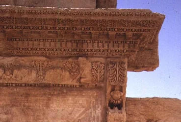 (detalle) de un entablamento decorado con bustos de retratos, romano, siglo II