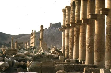 Parte más antigua de la calle columnada que forma el eje principal de la ciudad, conduciendo a un templo funerario y Qalaat Ibn Maan, un castillo árabe del siglo XVII, construido en la primera mitad del siglo II