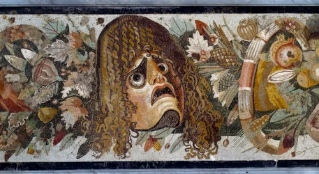 Festón con máscara, hojas y frutos. Detalle. Mosaico de la Casa del Fauno de Pompeya, siglo II a. C. Dimensiones: 280 x 49 cm. Nápoles, Museo Nazionale Archeologico