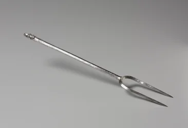 Tenedor con remate de cabeza de mula, 375-425