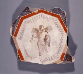 Fresco de Cupido sosteniendo dos palos y un cubo