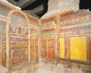 Frescos del segundo estilo pompeyano que representan arquitectura fingida, de una sala de la Villa de los Misterios, Pompeya, Campania, civilización romana
