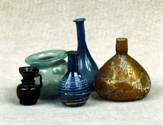 Botellas y frascos de vidrio que contienen perfumes, bálsamos y ungüentos. Período romano. Siglo I d.C.