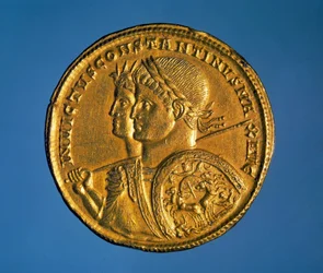 Moneda de oro sólido con la efigie del emperador Constantino I el Grande (280-337)