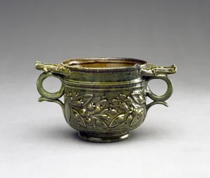 Skyphos vidriado en verde con asas elevadas, molduras de hojas y bayas, AD 1-100