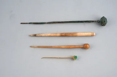 Horquillas (bronce, hueso, oro y esmeralda)