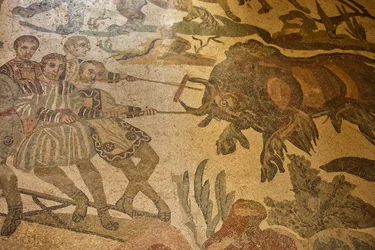 Sala de la Gran Cacería, escena de caza en mosaico de suelo, Villa Romana del Casale, Piazza Armerina, Sicilia, Italia