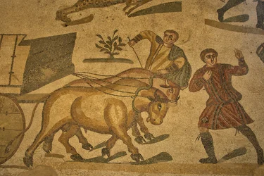 Sala de la Gran Caza, escena de caza en mosaico del suelo, Villa Romana del Casale, Piazza Armerina, Sicilia, Italia (foto)
