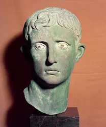 Cabeza de una estatua de cuerpo entero del emperador Augusto (63 a. C.-14 d. C.), hallada cerca de un templo de la Victoria en Meroe, Sudán, c. 30-25 a. C.