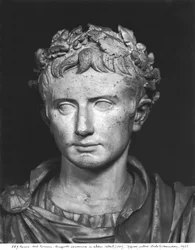 Cabeza del Emperador Augusto (63 a.C.-14 d.C.) coronado con una corona de roble (detalle)