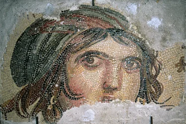 Cabeza de una niña gitana, de Belkis (ahora Zeugma), Sureste de Turquía (mosaico)