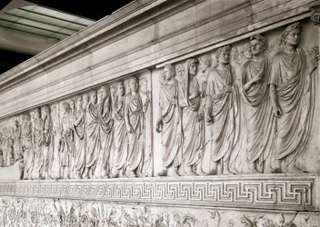 Cortejo Imperial del Emperador Augusto - Bajo relieve norte de mármol del Ara Pacis Augustae, edificado por el Emperador Romano Augusto entre 13 y 9 a.C. en el Campo de Marte en Roma para conmemorar la paz tras las guerras del imperio