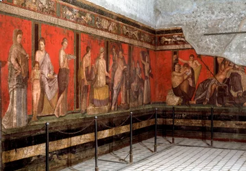 Iniciación al culto de Dioniso: un joven es introducido al culto, lee el ritual y un niño pequeño hace una ofrenda. Siglo I a. C. Fresco de la Villa de los Misterios en Pompeya, Italia