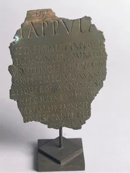 Lex Tappula, fragmento de ley satírica redactada por círculo convivial de Vercelli, parodia escrita en la misma forma que las leyes plebiscitarias romanas, formando parte de las leges conviviales transmitidas por Festo, bronce, civilización romana