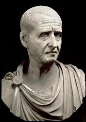 Busto de mármol de Trajano Decio (200-251 d.C.)