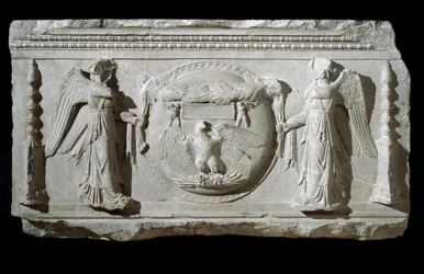 Fragmento de relieve de mármol de la Plaza de la Consolación en Roma
