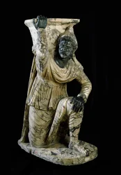 Estatua de un sirviente persa arrodillado. Escultura romana de mármol inspirada en la escuela de Pérgamo. 170-180 d. C. Dimensiones: 164 cm. Museo Arqueológico Nacional, Nápoles