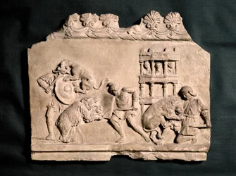 ARTE ROMANO: Bajo relieve en terracota que muestra a tres gladiadores luchando ...