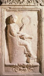 Relieve que representa a una dama romana con espejo