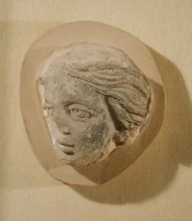Relieve que representa la cabeza de una mujer, de Túnez