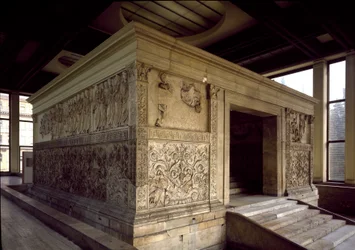 Arte romano: Ara Pacis Augustae o altar de la Paz de Augusto: bajo relieve (lado derecho) de la Antigua Roma construido por el emperador Augusto entre 13 y 9 a.C. en el Campo de Marte en Roma
